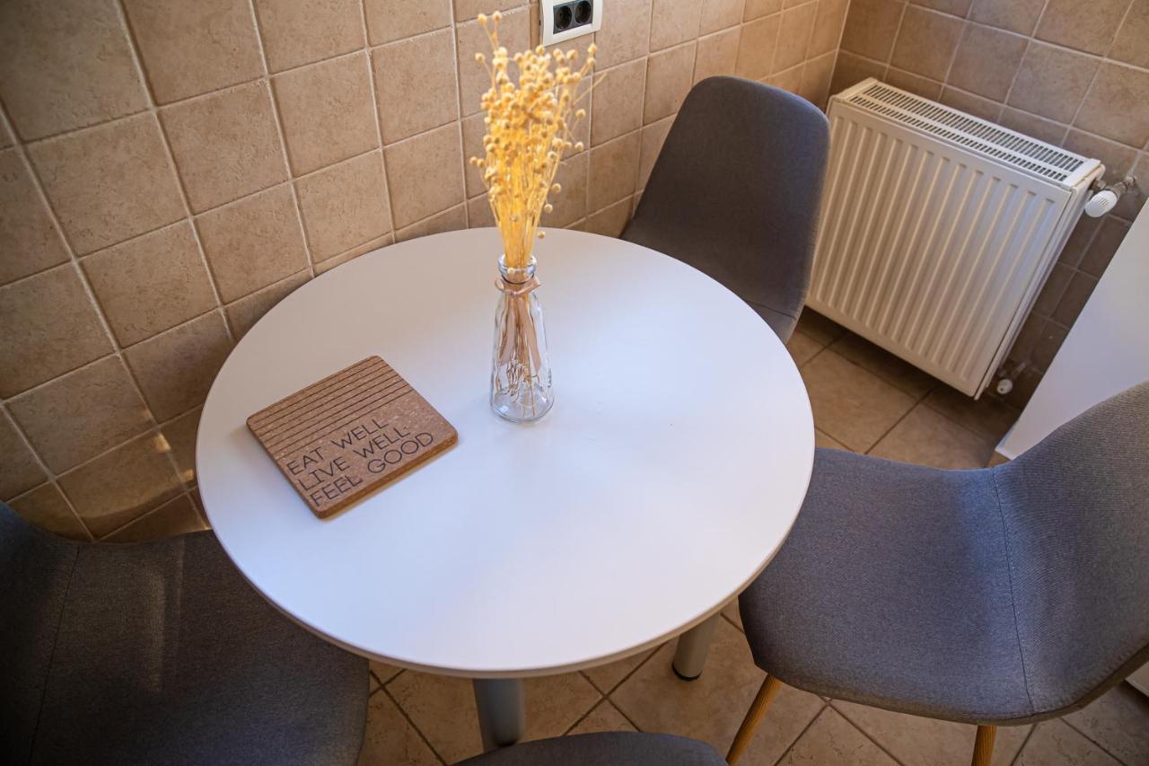 Apartament Tatu bar&grill Otopeni Bagian luar foto
