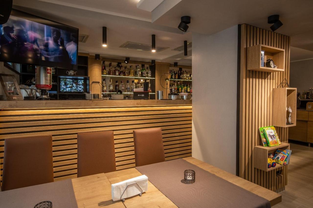 Apartament Tatu bar&grill Otopeni Bagian luar foto